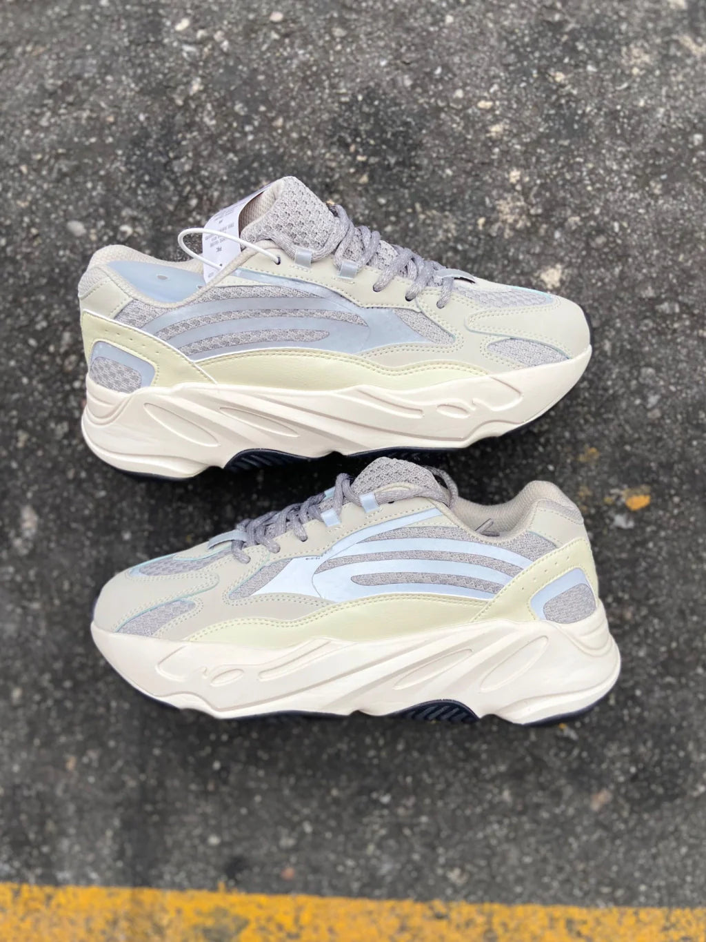 Adidas Yeezy 700 V2 - Static