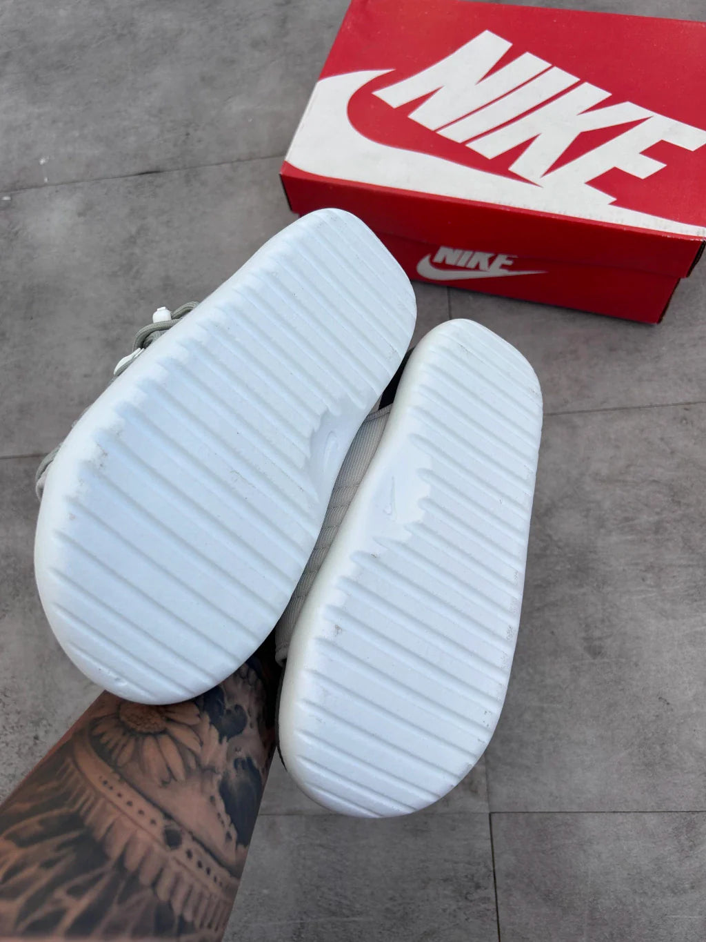 Chinelo Nike Asuna - Cinza Claro