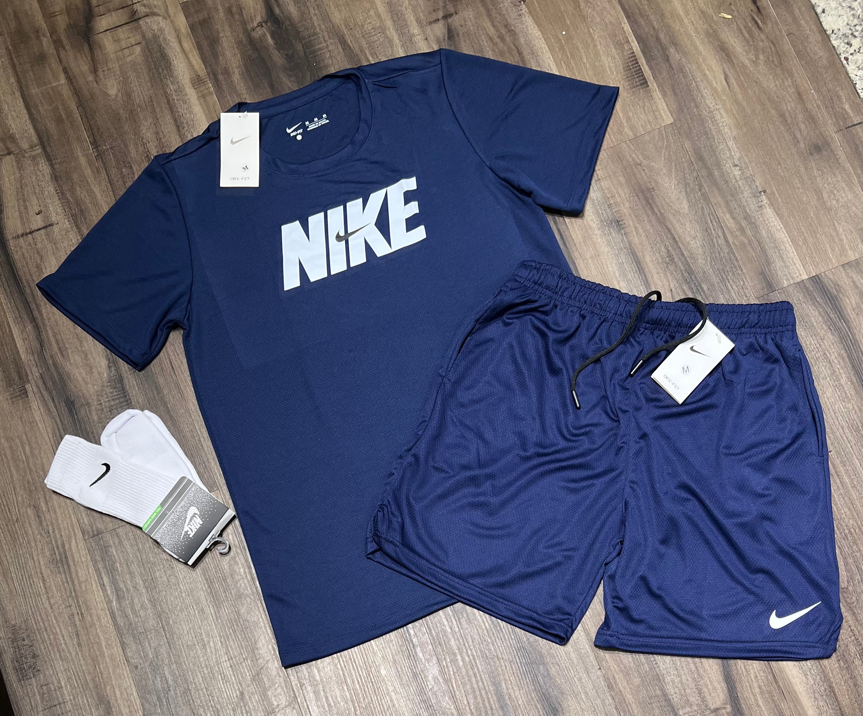 Kit Esportivo Masculino Nike – Camiseta, Shorts e Meia Dry Fit Treino Academia