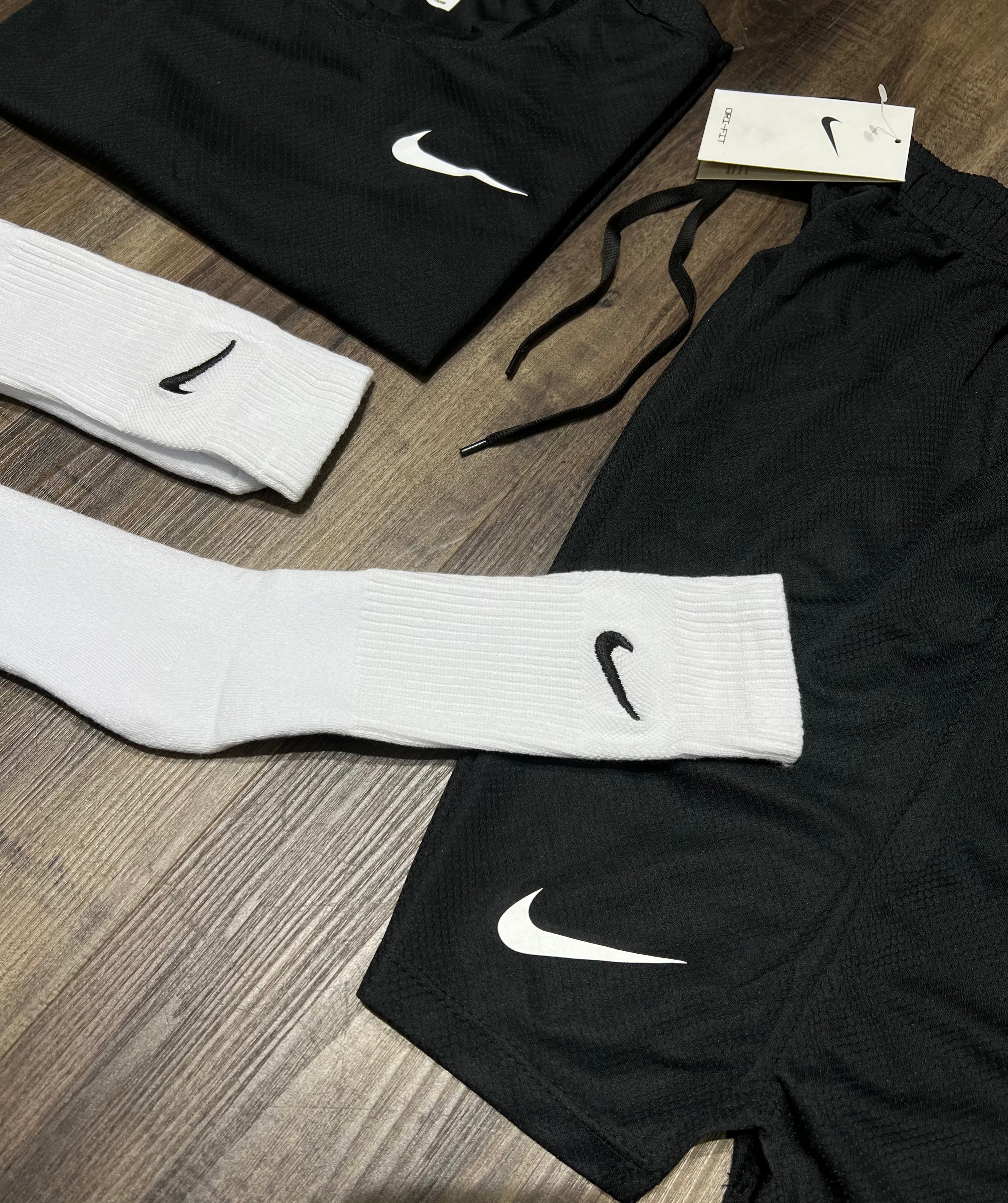 Kit Esportivo Masculino Nike – Camiseta, Shorts e Meia Dry Fit Treino Academia