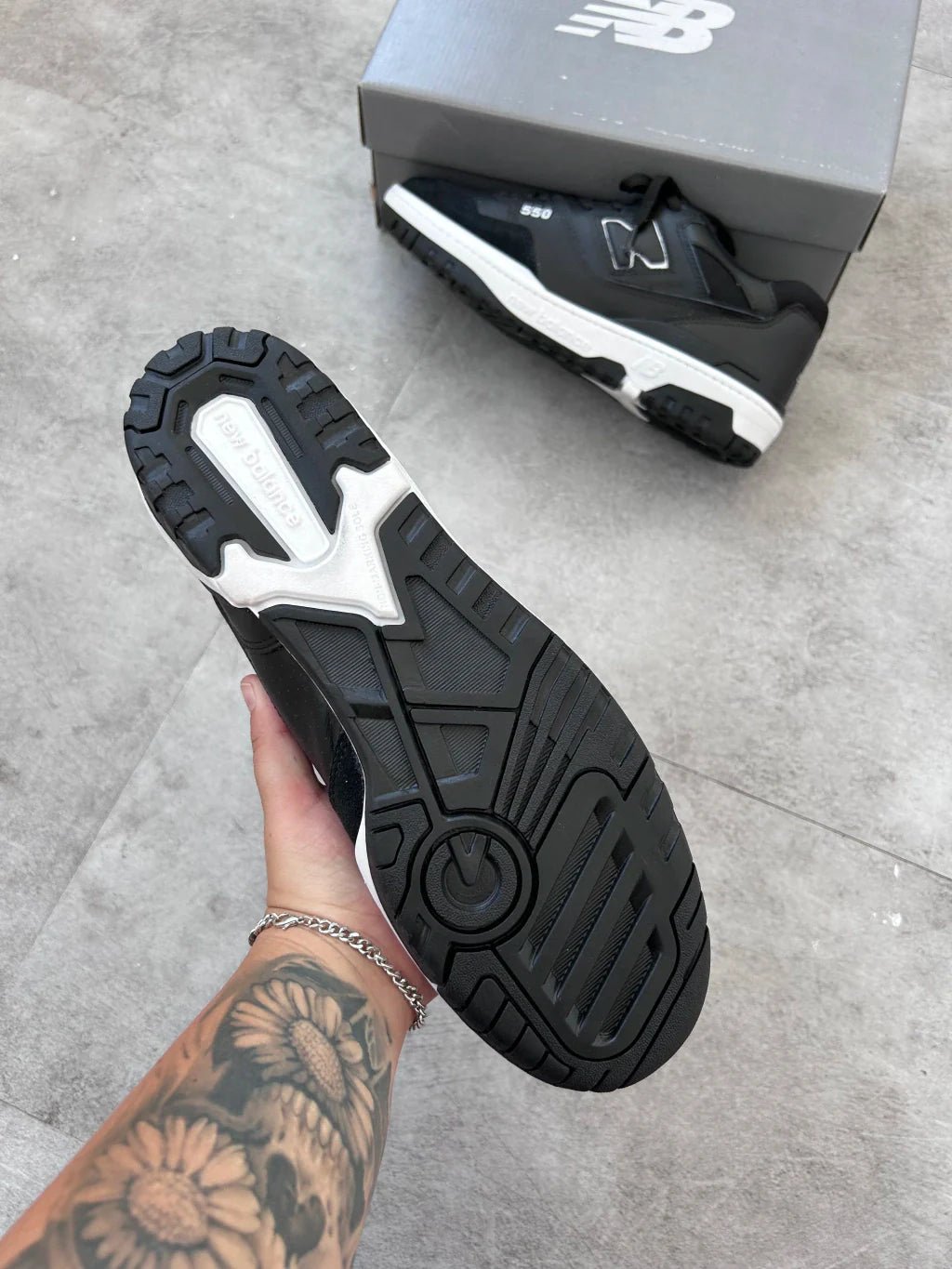 New Balance 550 - Couro Preto e Branco